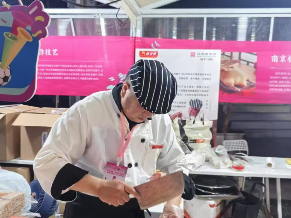非遺火爆亮相蘇超鎮(zhèn)江主場！桂花鴨首席工藝師，省非物質(zhì)文化遺產(chǎn)南京板鴨、鹽水鴨制作技藝代表性傳承人賈有文應(yīng)邀出席！