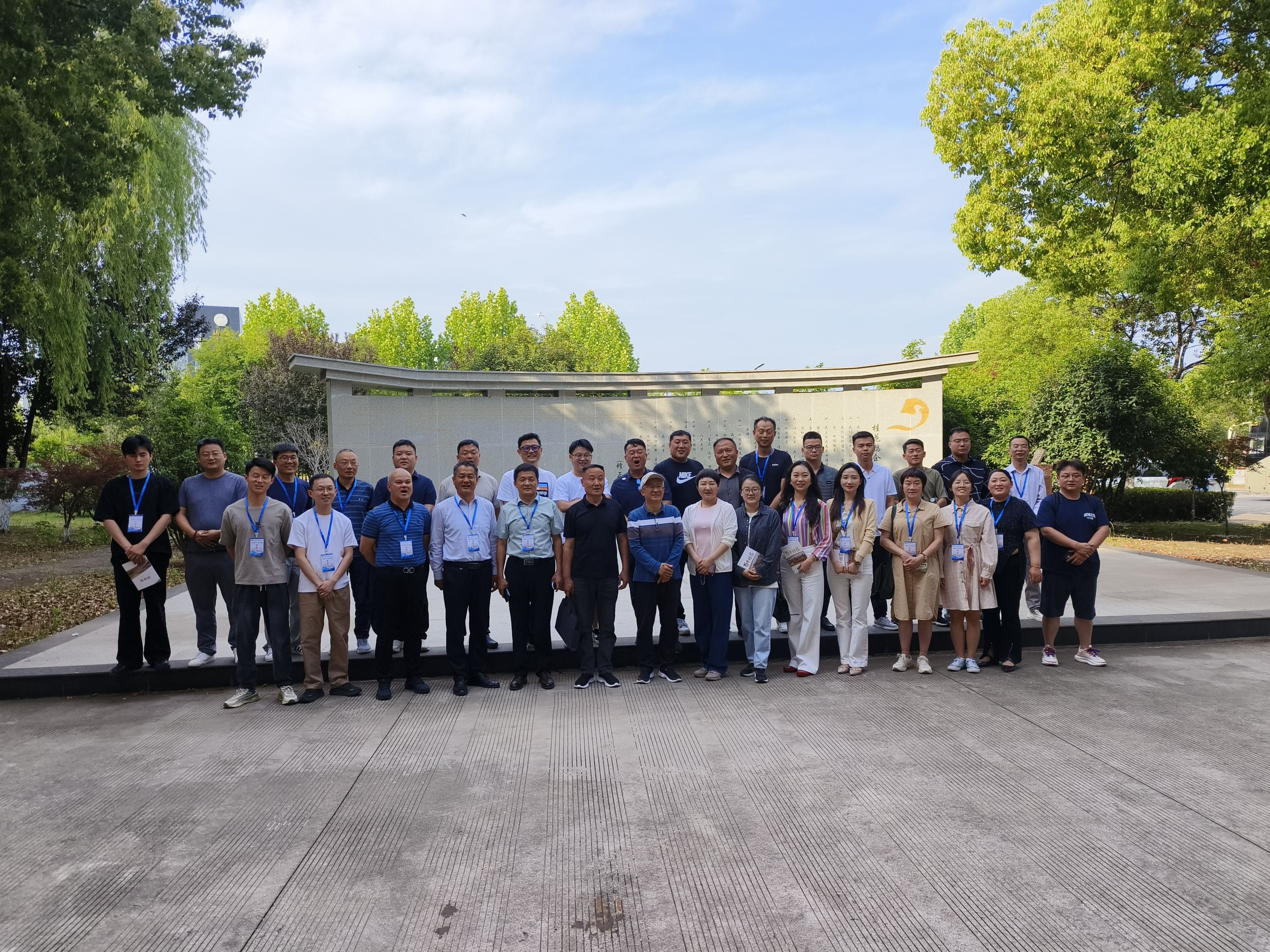 東南大學舉辦的“2025年蒙城縣第一期‘智匯創新’創業特訓營”一行蒞臨企業參觀