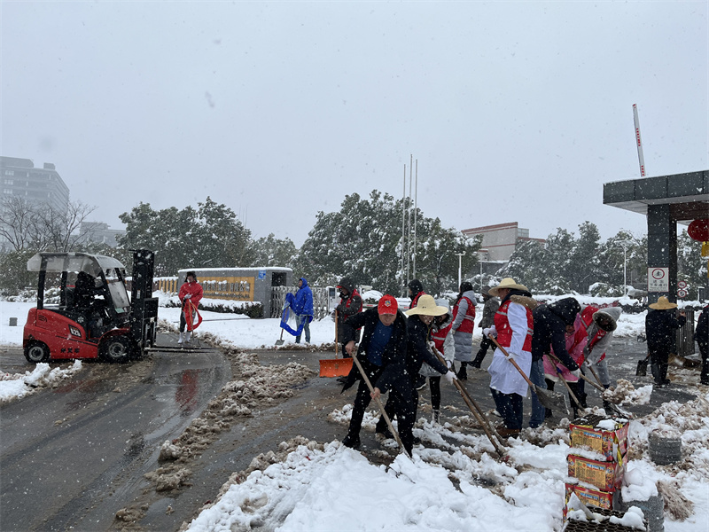 冬日掃雪暖人心