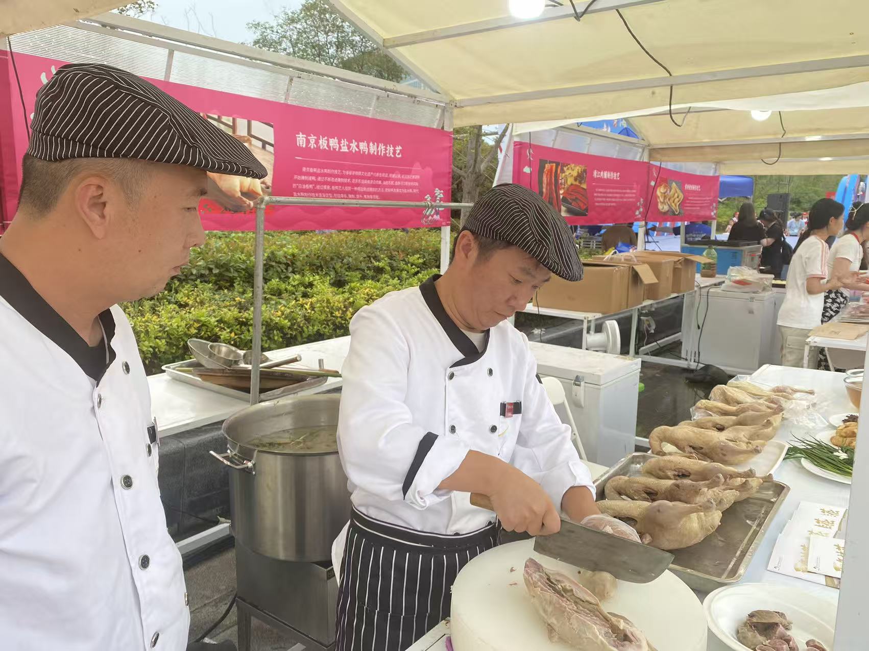 主場內(nèi)外看”蘇超”·優(yōu)品市集丨桂花鴨首席工藝師、省非遺項(xiàng)目南京板鴨鹽水鴨制作技藝代表性傳承人賈有文應(yīng)邀出席！